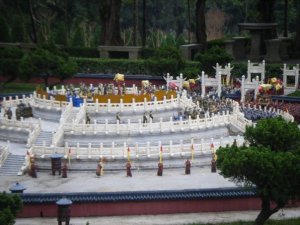 Miniature minions in a miniature palace. Nice attention to detail.