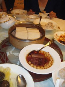 The pork in honey sauce to place in pieces of dough.