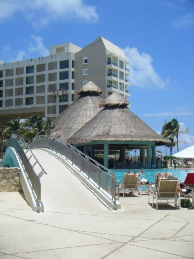 The swim up bar at the main pool at the Westin.